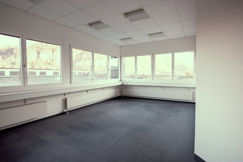 Einzel- und Großraumbüros erwarten Sie im Galgenried 22 in Stans. Die Büroflächen lassen sich in drei Untereinheiten unterteilen. | © Gewerbebauten TPC AG