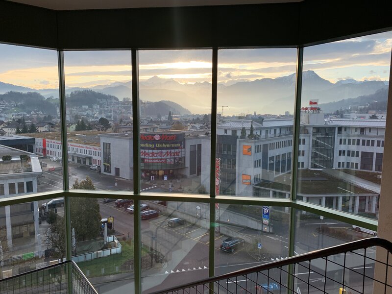 Blick auf das Areal Kuonimatt | © Gewerbebauten TPC AG Im Areal Kuonimatt, Industriestrasse Kriens, finden sich diverse Dienstleistungsfirmen, wie z.B. der Media Markt Kriens, Thömus Bikeshop, Hero Sustainable Energy oder die Fretz Küchen AG. Das Restaurant Kuonimatt lädt zum Grillspass ein und das Fitness Plan C ermöglicht die gewonnenen Pfunde wieder abzutrainieren! | © Gewerbebauten TPC AG