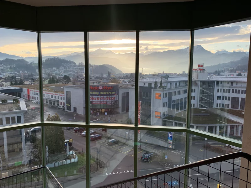 Im Areal Kuonimatt, Industriestrasse Kriens, finden sich diverse Dienstleistungsfirmen, wie z.B. der Media Markt Kriens, Thömus Bikeshop, Hero Sustainable Energy oder die Fretz Küchen AG. Das Restaurant Kuonimatt lädt zum Grillspass ein und das Fitness Plan C ermöglicht die gewonnenen Pfunde wieder abzutrainieren! | © Gewerbebauten TPC AG